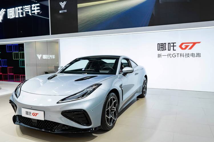 成都112哪吒汽车在智能汽车领域的表现，领途汽车在新能源汽车市场中的影响力